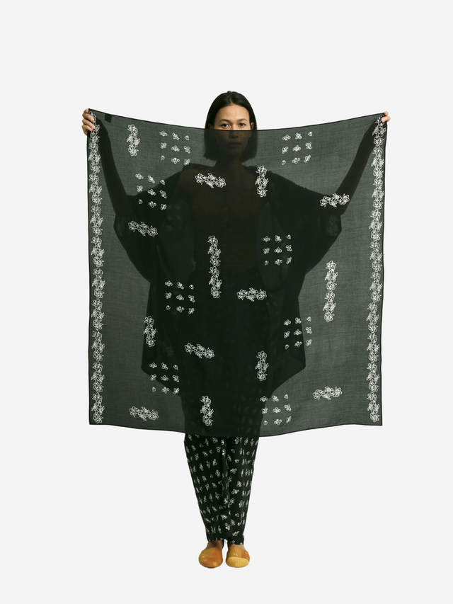 "Untaian Bunga Pencar" - Scarf