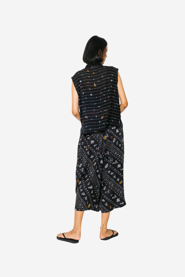 "Sejauh Mata Memandang X Dian Sastrowardoyo" "Tumbuh" - Padma Sleveless Shirt