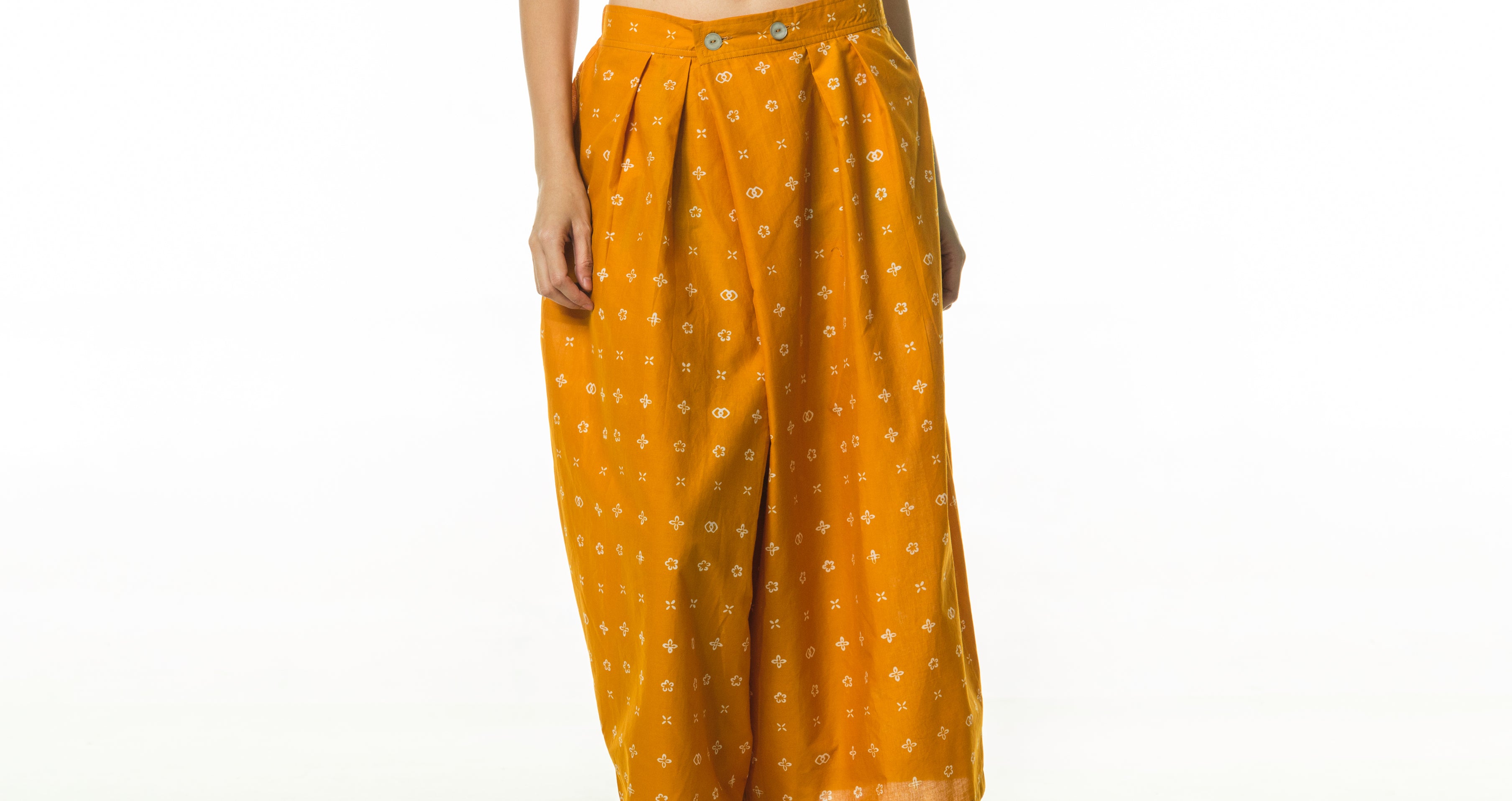 &quot;Wiji&quot; - Two Buttons Midi Pants