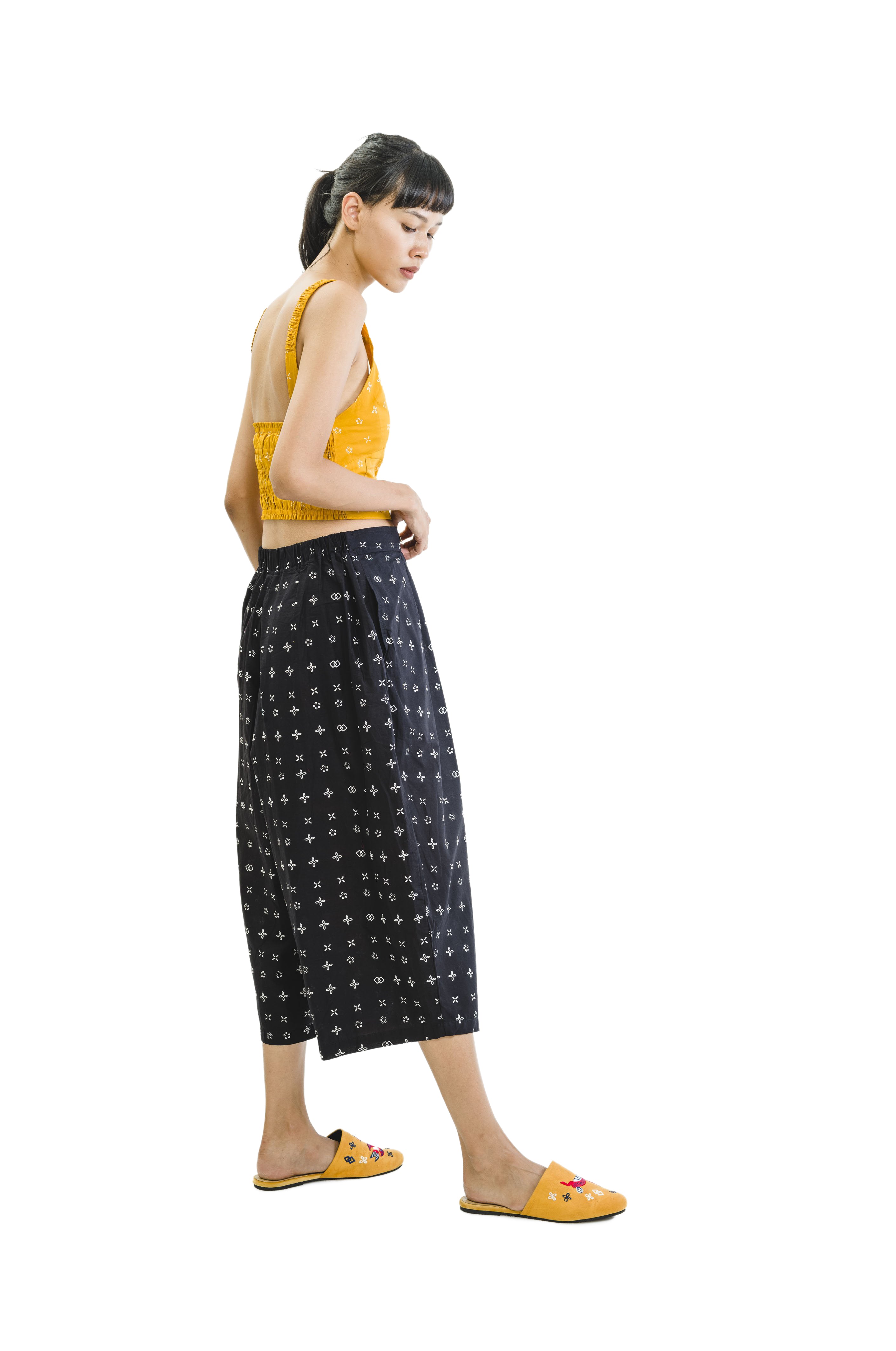 &quot;Wiji&quot; - Two Buttons Midi Pants